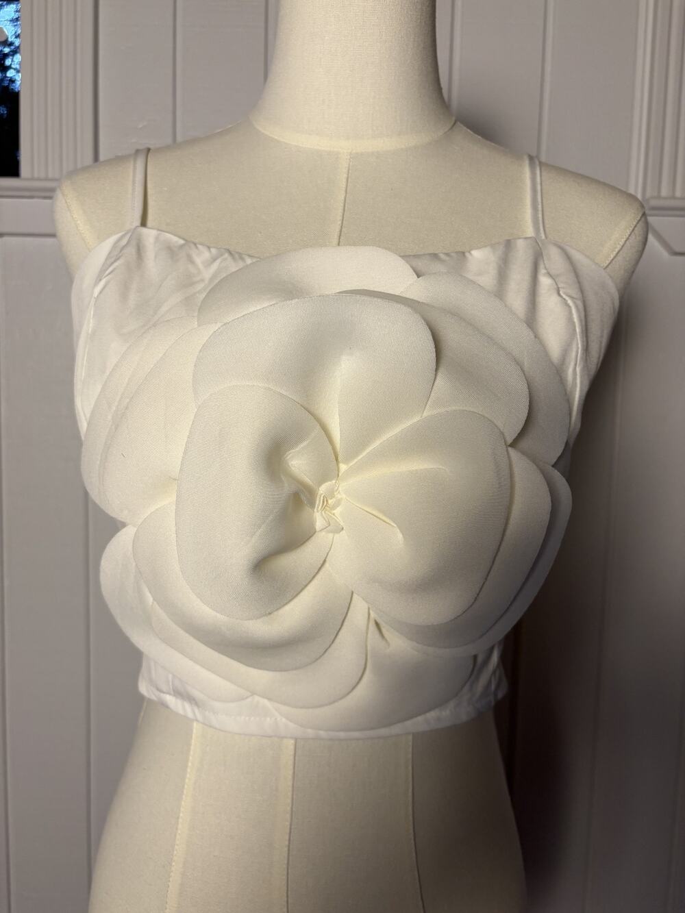 GORGLITTER White 3D Flower Crop Top L Y2K Rosette Coquette Going Out